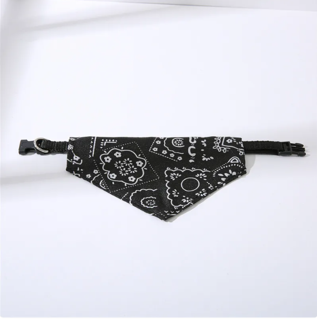 Adjustable bandana collar fastening detail